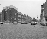 855939 Gezicht in de Mariëndaalstraat te Utrecht, met links de N.H. Bijzondere School voor Lager Onderwijs ...